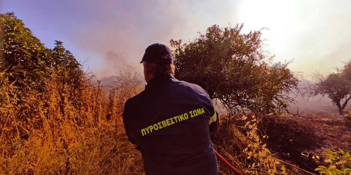 Λέσβος: Μεγάλη φωτιά σε δύσβατο σημείο στο Κεράμι Καλλονής