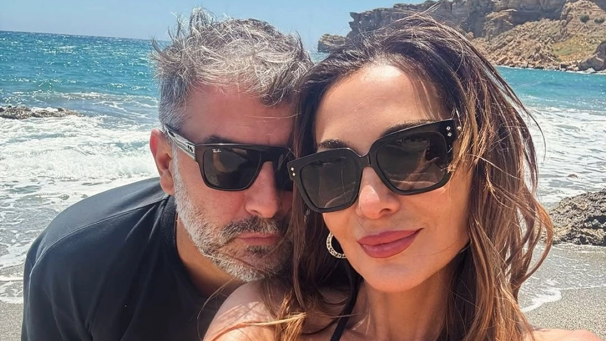 Δέσποινα Βανδή – Βασίλης Μπισμπίκης: Ποζάρουν αγκαλιασμένοι στην παραλία σε βραδινή βόλτα