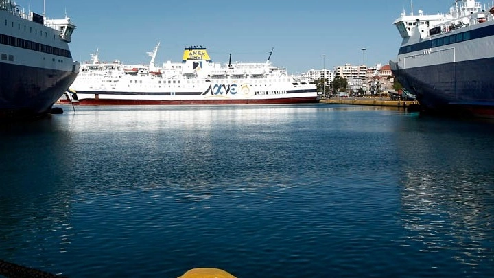 Προς το λιμάνι του Λαυρίου κατευθύνονται τα πλοία που είχαν προορισμό την Ραφήνα