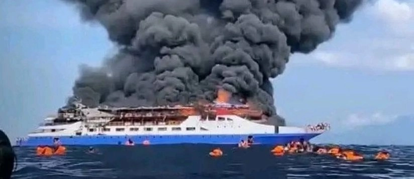 Ινδονησία: Ξέσπασε φωτιά σε πλοίο, οι 280 επιβάτες έπεσαν στη θάλασσα