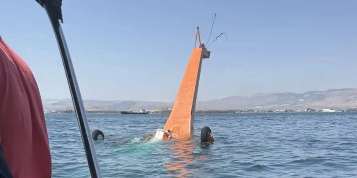 Ελευσίνα: Αναγκαστική προσθαλάσσωση για πυροσβεστικό ελικόπτερο – Καλά στην υγεία τους τα τρία μέλη του πληρώματος