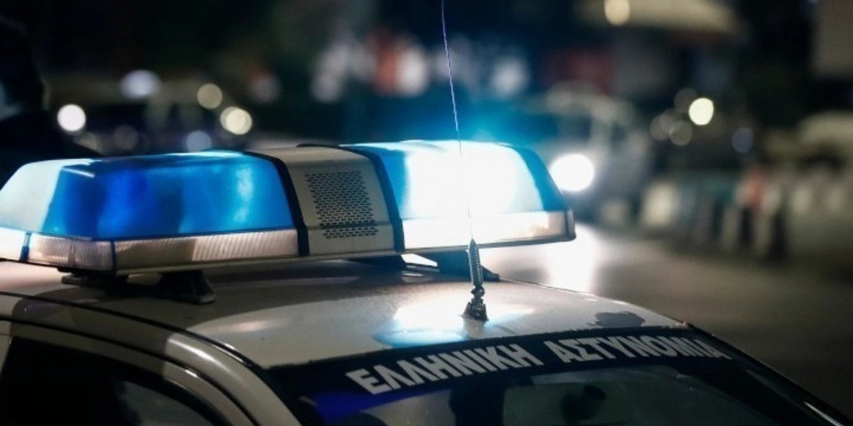 Συνελήφθη ο πρόεδρος του Ατρομήτου Βασίλης Μπέτσης για παραβάσεις σχετικά με την αθλητική βία – Κατασχέθηκαν φωτοβολίδες, κοντάρια, μάσκες και άλλα αντικείμενα