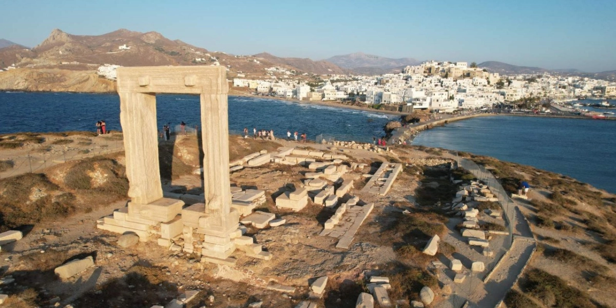 Νάξος: Η ανακοίνωση του ΥΠΠΟ για το περιστατικό με τον τουρίστα και τη φύλαξη της Πορτάρας
