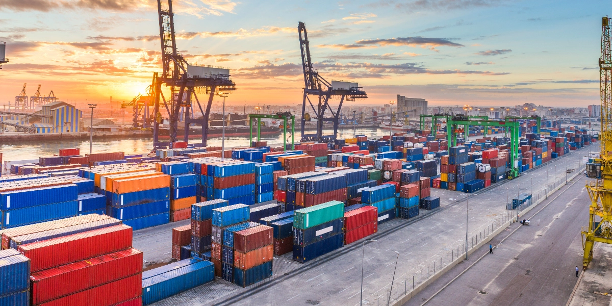 ΗΠΑ: Σε ισχύ οι νέοι δασμοί σε χιλιάδες εισαγωγές – Πτώση 6,1% στα κινεζικά προϊόντα