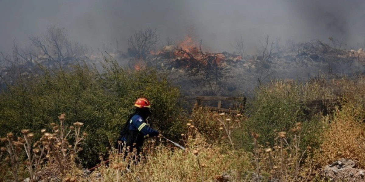 Αττική: Υπό μερικό έλεγχο τέθηκε η πυρκαγιά στον Κουβαρά στη θέση Βελατούρι