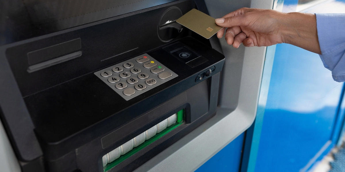 Τράπεζες: Τέλος στις χρεώσεις για ανάληψη μετρητών από σήμερα – Όλες οι αλλαγές