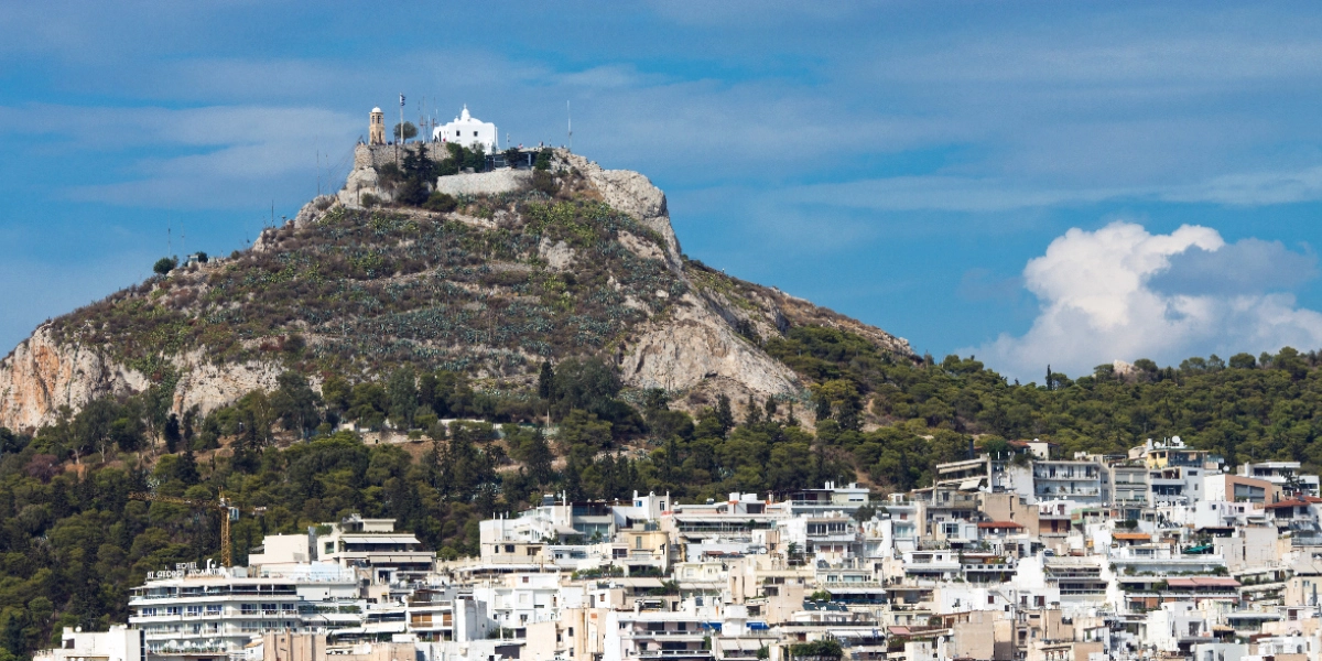 Λυκαβηττός: Τουρίστας έπεσε από βράχο στην εκκλησία του Αγίου Γεωργίου