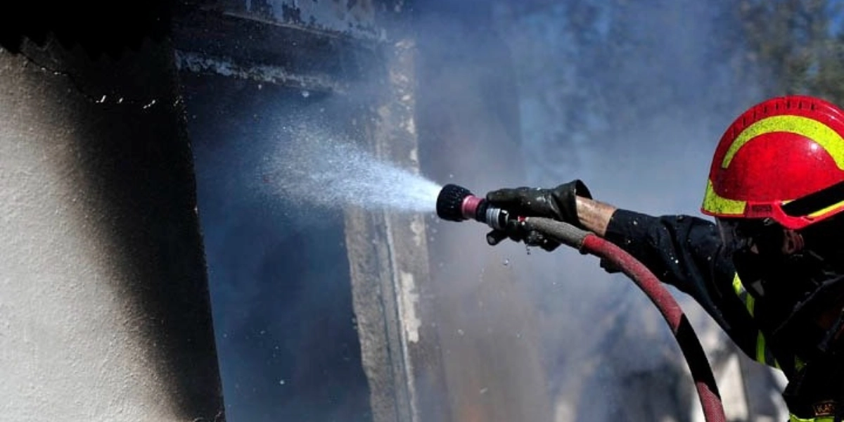 Κορωπί: Αυτοκίνητο καρφώθηκε σε βιτρίνα καταστήματος – Απανθρακώθηκε ο οδηγός