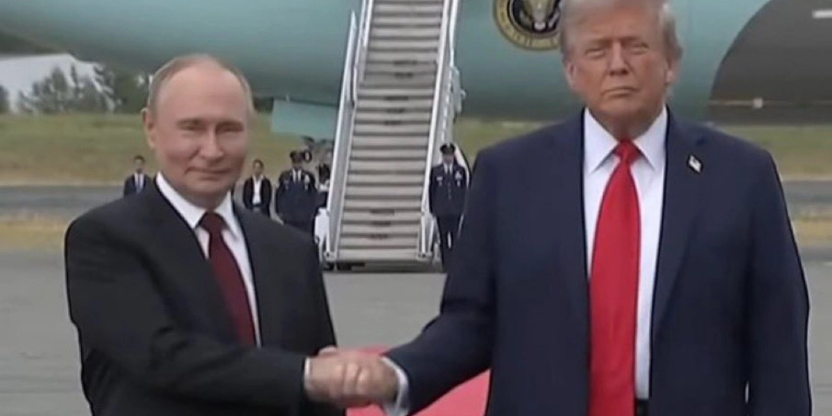 Τραμπ: Επαναξιολογεί τους επιπλέον δασμούς για την αγορά ρωσικού πετρελαίου μετά τη συνάντηση με Πούτιν