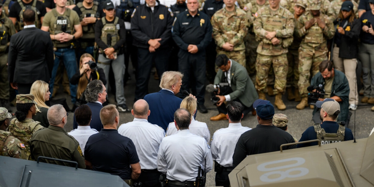 Ουάσινγκτον: Επίσκεψη με πίτσες και μπέργκερ έκανε ο Τραμπ στην ομοσπονδιακή αστυνομία