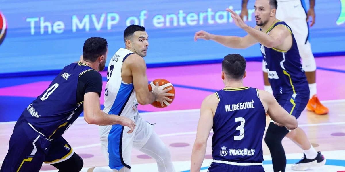 Ο Κώστας Σλούκας ανάμεσα σε παίκτες της Βοσνίας / Φωτογραφία: Intime