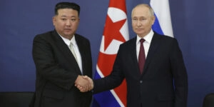 Οι ηγέτες Βόρειας Κορέας και Ρωσίας Κιμ Γιονγκ Ουν και Βλαντίμιρ Πούτιν / Φωτογραφία αρχείου: Vladimir Smirnov/Sputnik Kremlin Pool Photo via AP