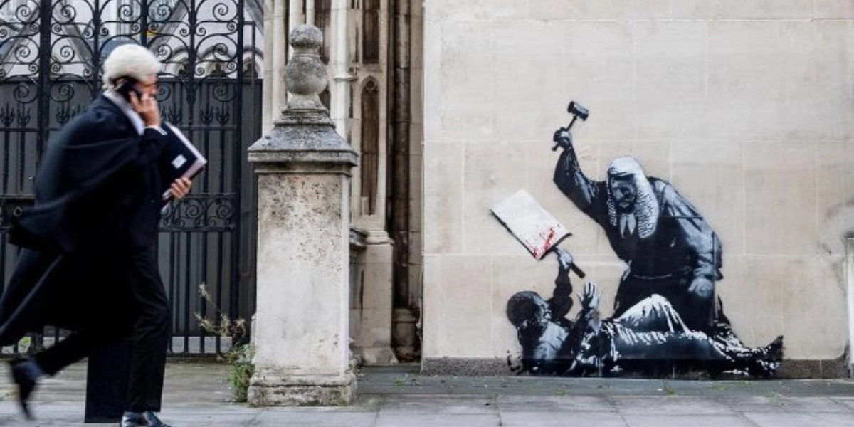 Λονδίνο: Νέο έργο του street artist Bansky έξω από το Βασιλικό Δικαστήριο