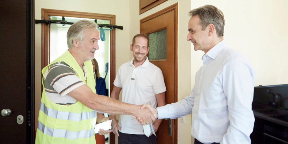 Κυριάκος Μητσοτάκης: Επίσκεψη σε δικαιούχο προγράμματος παράδοσης φαρμάκων κατ’οίκον