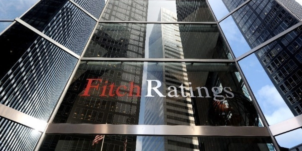 Ψήφος εμπιστοσύνης από τον οίκο Fitch: Αναβάθμισε την ελληνική οικονομία σε ΒΒΒ με σταθερές προοπτικές