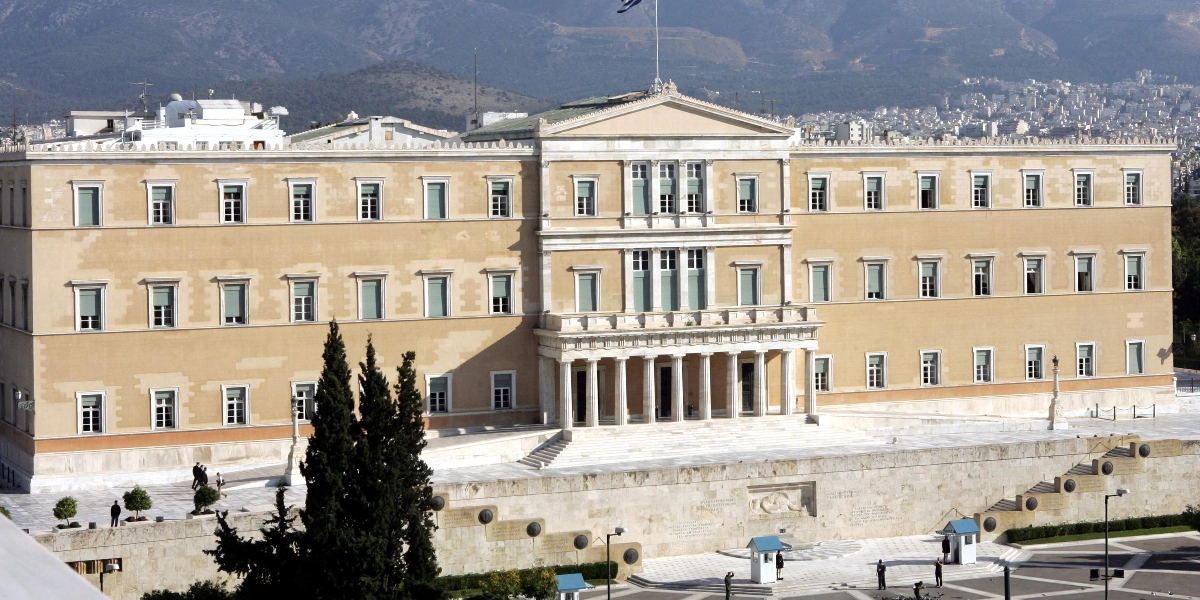 Φορολογικές μειώσεις και ενισχύσεις εισοδήματος 1,76 δισ. ευρώ κατατέθηκαν στη Βουλή – Πρώτες παρεμβάσεις και ωφελούμενοι