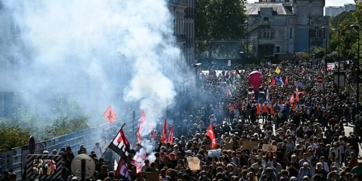 Γαλλία: Χιλιάδες κόσμου στους δρόμους κατά των μέτρων λιτότητας