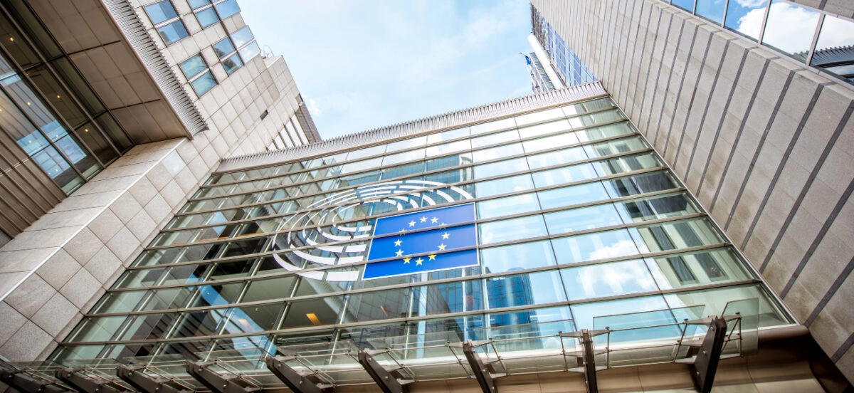ΕΕ: Επανενεργοποιεί τις κυρώσεις κατά του Ιράν μετά την απόφαση του ΟΗΕ για τα πυρηνικά της Τεχεράνης