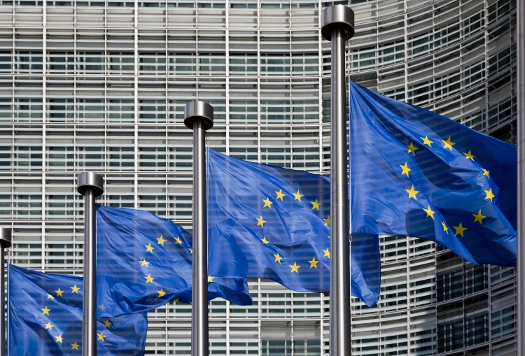 Έγκριση από την Κομισιόν για την εκταμίευση 2,44 δισ. ευρώ προς την Ελλάδα – Το 6ο αίτημα πληρωμής πήρε το «πράσινο φως»