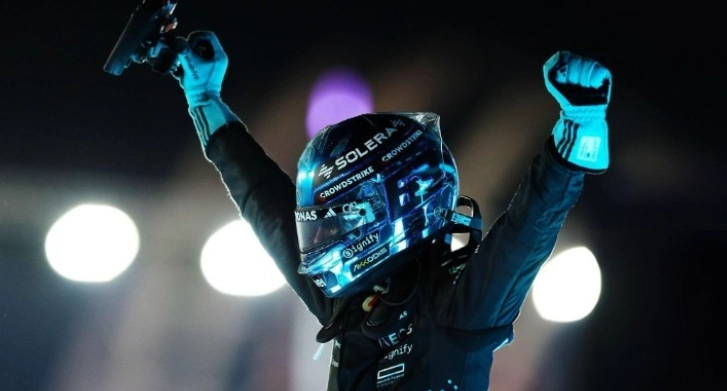 Νικητής ο Ράσελ, πρωταθλήτρια η McLaren