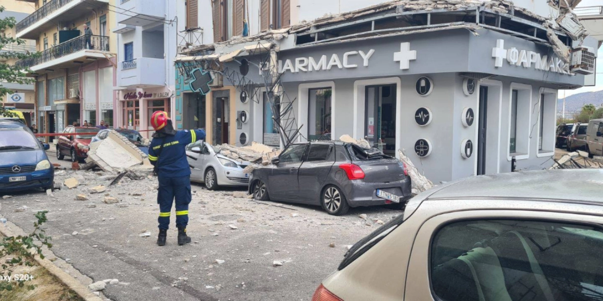 Λαύριο: Κατέρρευσε μπαλκόνι πρώτου ορόφου – Μία τραυματίας