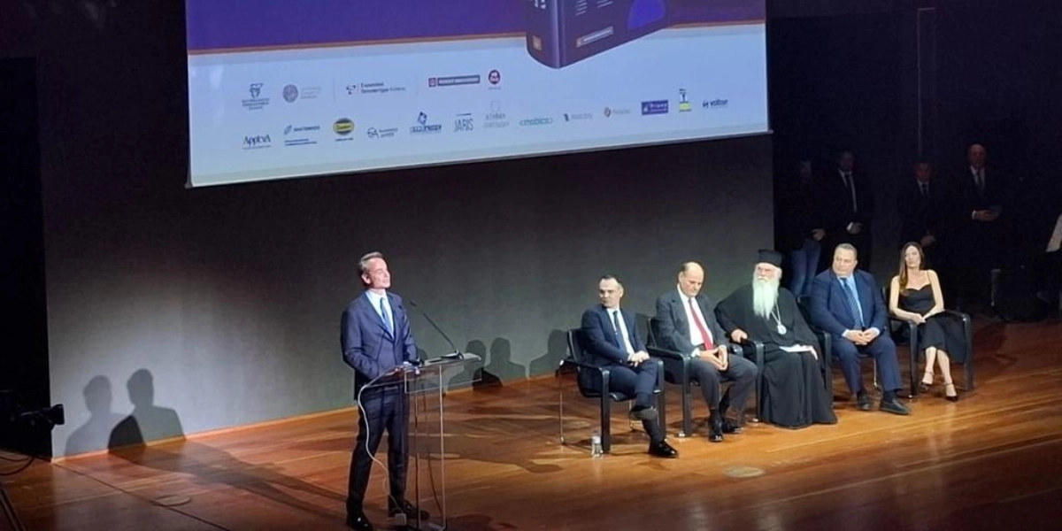Μητσοτάκης: Χειραψία με τον Κώστα Καραμανλή στην εκδήλωση Στυλιανίδη – Απών ο Αντώνης Σαμαράς