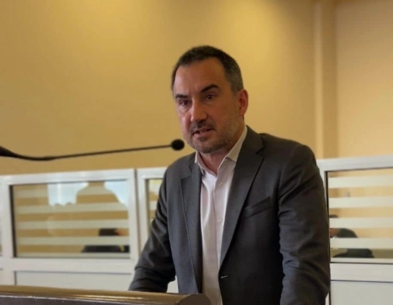 Ο Χαρίτσης δεν παρέστη στην κηδεία του Σαββόπουλου για να αποφύγει τον Άδωνι