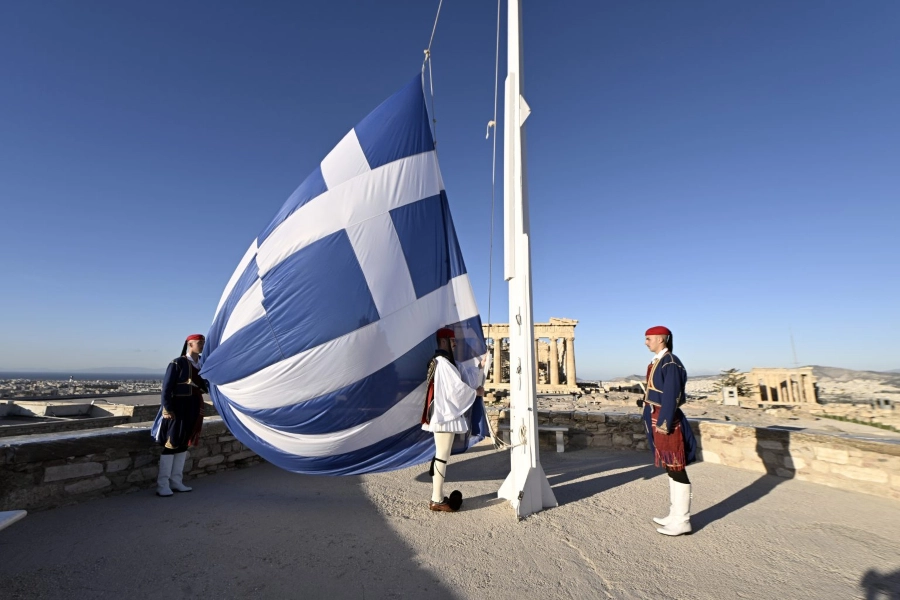 Έπαρση της σημαίας στην Ακρόπολη