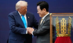 O Tραμπ έγινε δεκτός με τιμές στη Νότια Κορέα AP