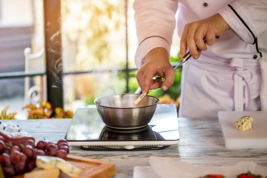 Γνωστός τηλεοπτικός σεφ συνελήφθη για χρέη στο Δημόσιο ύψους 350.000 ευρώ