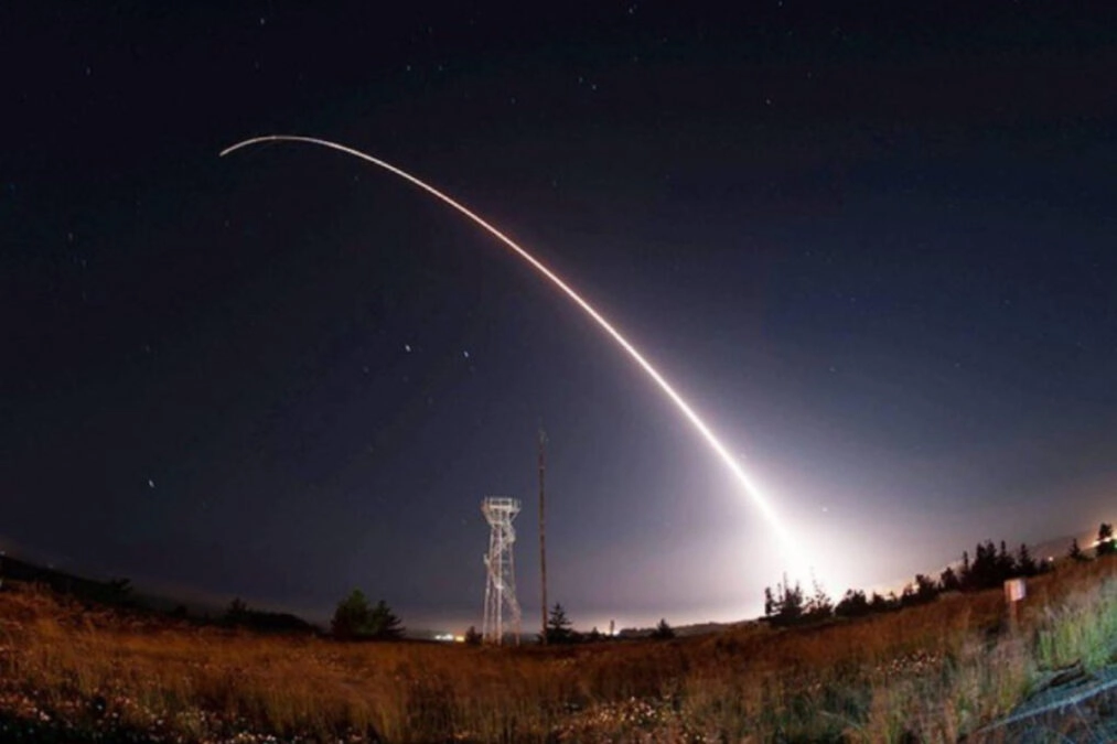 ΗΠΑ: Πραγματοποίησε δοκιμαστική εκτόξευση βαλλιστικού πυραύλου που μπορεί να φέρει πυρηνική κεφαλή