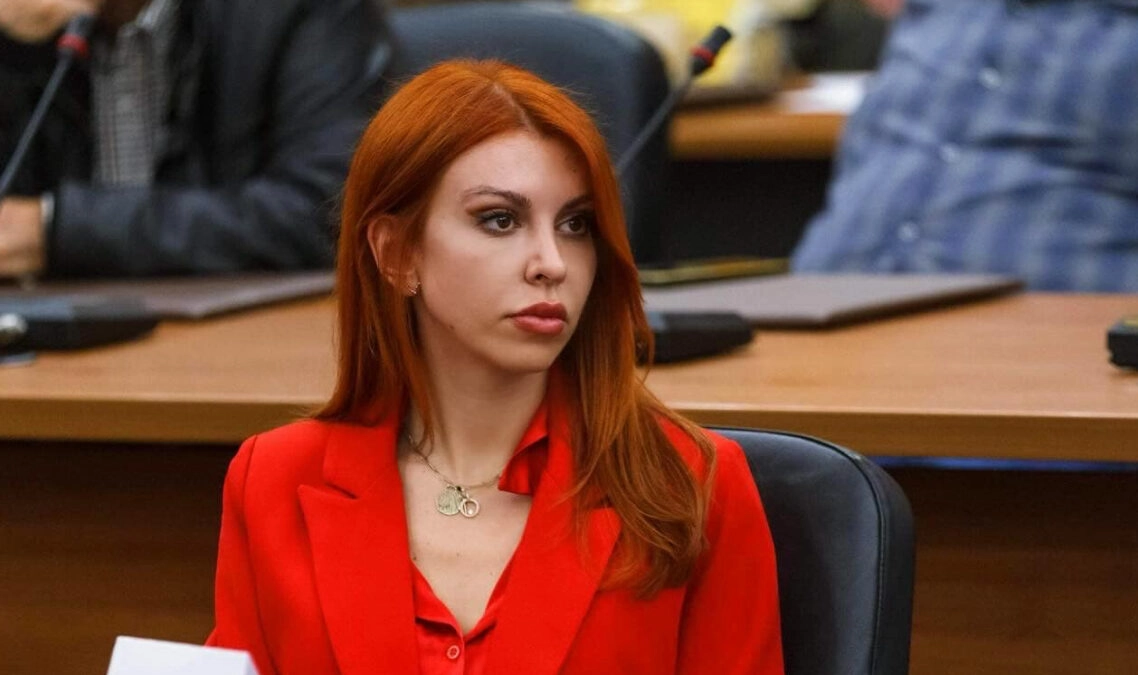 «Το χιούμορ μου είναι βρετανικό» λέει η Βάσια Αναστασίου του ΠΑΣΟΚ για το «είμαι έναν θάνατο πριν την έδρα στη Βουλή»