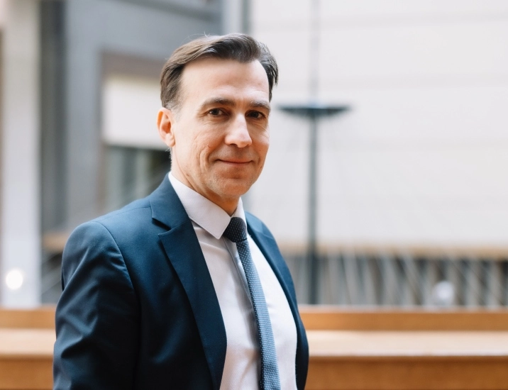 Συνέντευξη με τον Μιχάλη Χουρδάκη: «Η Δημοκρατία μας χρειάζεται μια νέα θεσμική αυτοπεποίθηση» 