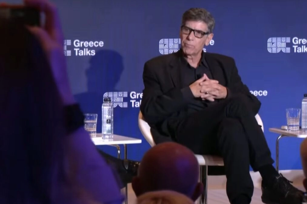 Γιάννης Μπέζος: «Οι Έλληνες έχουμε σπάνια χαρακτηριστικά» – Τι είπε για τους ανήλικους, την πολιτική σκηνή και το βιβλίο Τσίπρα