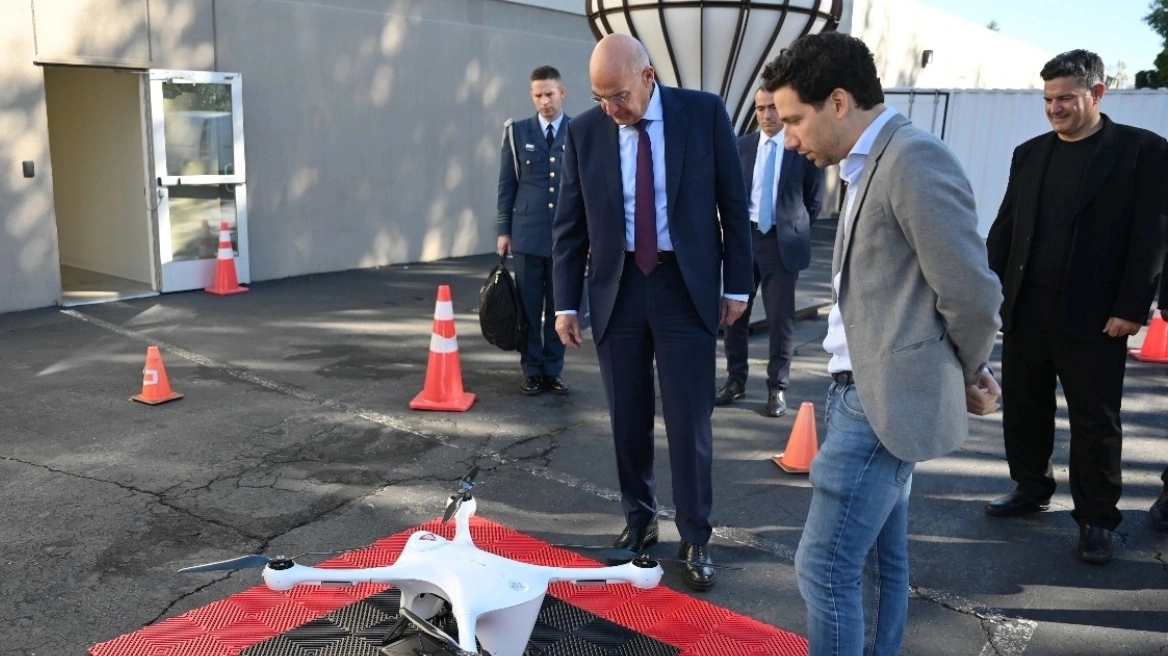 Δένδιας: Ξεναγήθηκε στις εγκαταστάσεις εταιρείας κατασκευής drones στην Καλιφόρνια