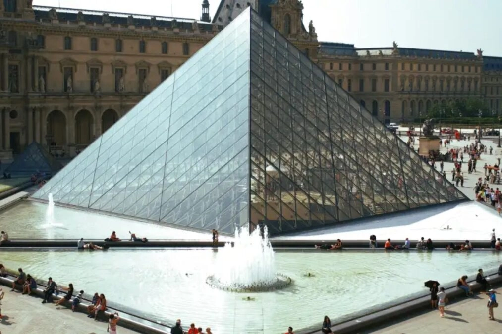 Γαλλία: Ακόμη τέσσερις συλλήψεις για τη ληστεία κοσμημάτων στο Λούβρο