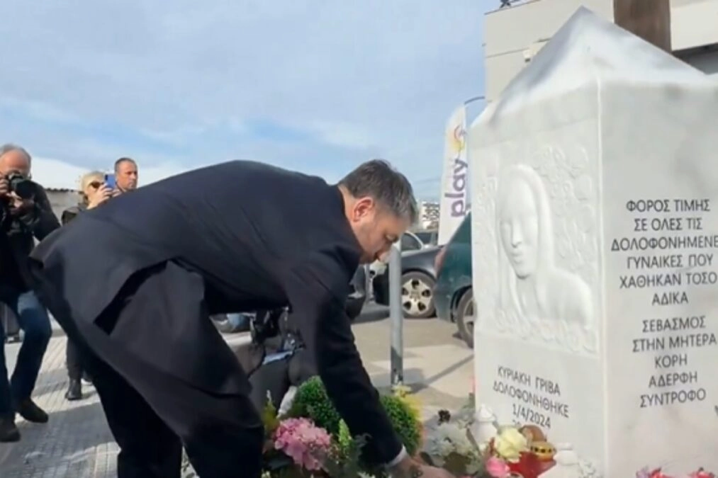 Ανδρουλάκης: Επίσκεψη στο μνημείο της Κυριακής Γρίβα – «Διεκδικούμε τη θεσμική αναγνώριση της γυναικοκτονίας»