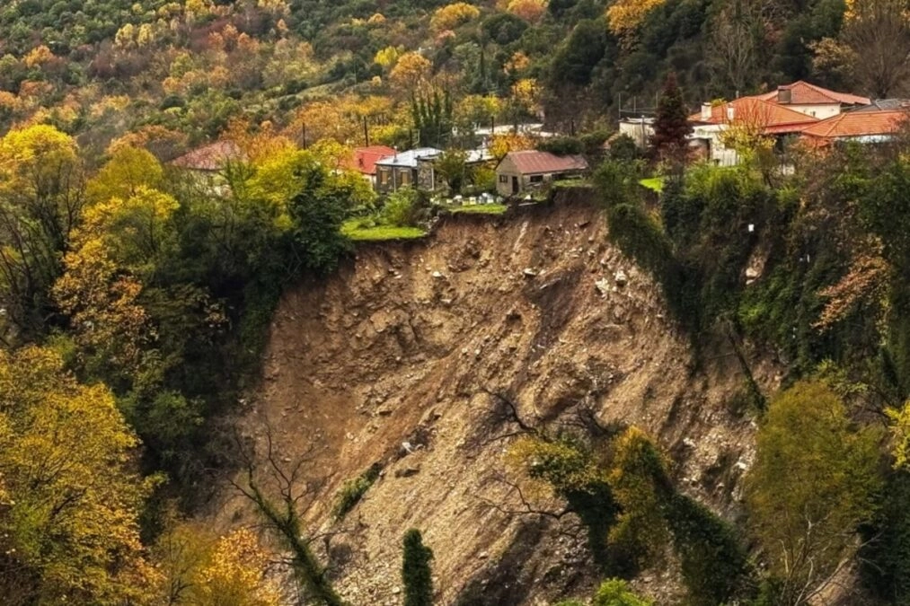 Τζουμέρκα: Σοβαρή κατολίσθηση προκάλεσε η κακοκαιρία – Τα σπίτια στο χείλος του γκρεμού