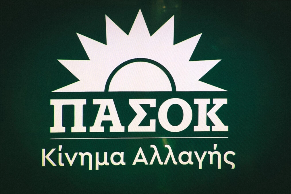 ΠΑΣΟΚ: Γιατί το Μαξίμου θέλει να αποποιηθεί της κουμπαριάς με τον “Φραπέ”; Φοβάται κάτι;