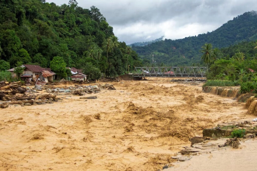 ΝΑ Ασία: Περισσότεροι από 350 άνθρωποι σκοτώθηκαν από τις πλημμύρες και τις κατολισθήσεις