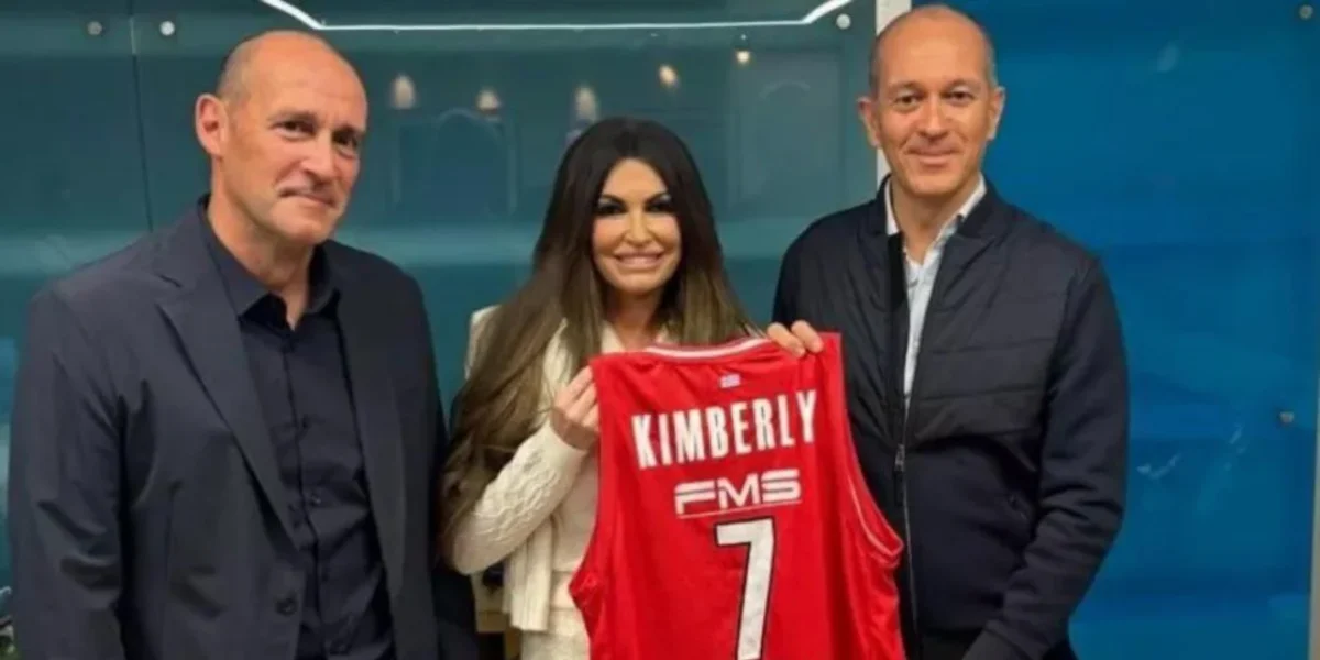 Ολυμπιακός: Οι αδελφοί Αγγελόπουλοι τίμησαν την Γκίλφοϊλ -Της έδωσαν ερυθρόλευκη φανέλα με το όνομά της