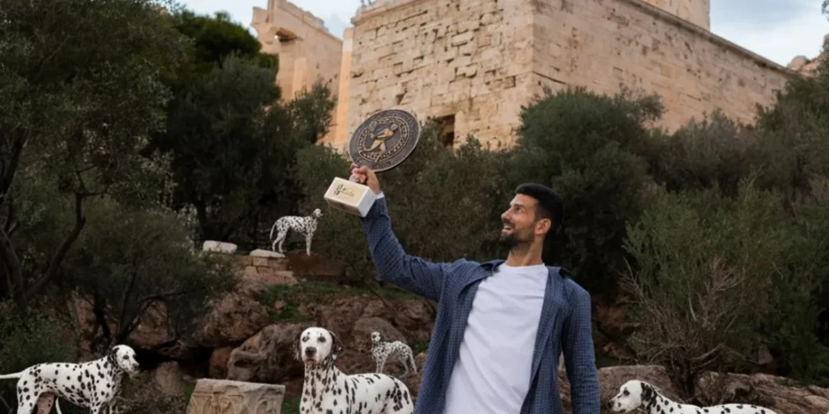 Ο Τζόκοβιτς γιορτάζει την 101η νίκη του στην Ακρόπολη με σκυλιά Δαλματίας -Απίστευτη διαφήμιση στην Ελλάδα