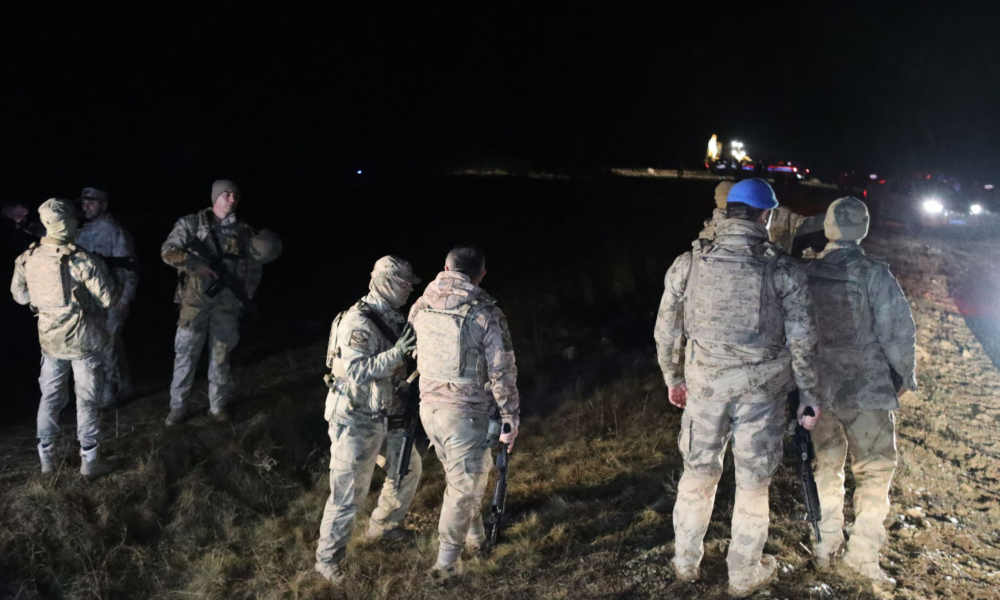 Τούρκοι στρατιώτες και ομάδες διάσωσης στο σημείο της συντριβής του αεροσκάφους AP