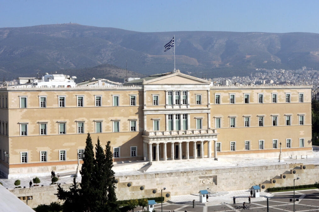 Βουλή: Κατατέθηκε η τροπολογία για την αυστηροποίηση των ποινών σχετικά με τα όπλα – Πρόστιμα έως και 100.000 ευρώ