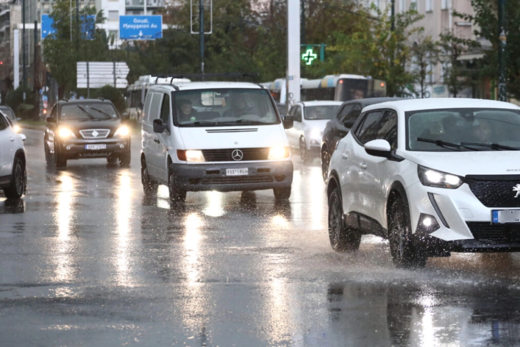 Κακοκαιρία: Πλημμύρισαν δρόμοι στην Αττική – Μποτιλιάρισμα σε Κηφισό, Αττική και Εθνική Οδό