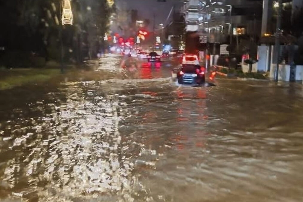 Κακοκαιρία: Ισχυρές βροχοπτώσεις στην Αττική – Πλημμύρισαν σπίτια και δρόμοι – Πώς θα εξελιχθεί ο καιρός