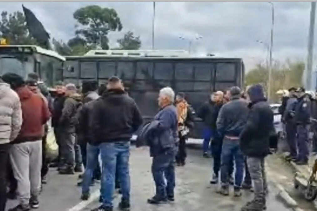 Θεσσαλονίκη: «Πάτα τον τον π@@στη!» -Αγρότες με τρακτέρ επιτίθενται σε πεζούς άνδρες των ΜΑΤ, «φονική επίθεση»