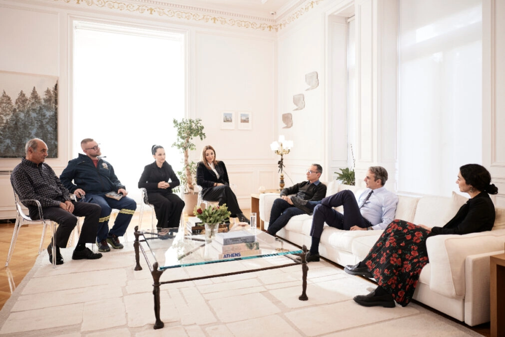 Κ. Μητσοτάκης: Συνάντηση στο Μαξίμου με εθελοντές -«Πρώτα η προστασία της ανθρώπινης ζωής»