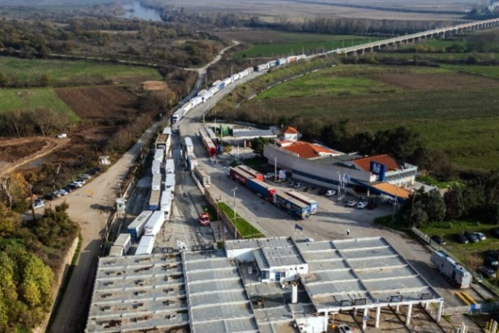 Αγρότες: Έκλεισαν τα δύο ρεύματα της ΕΟ Αθηνών-Λαμίας στη Θήβα – Κλειστός ο κόμβος Ορμενίου στον Έβρο