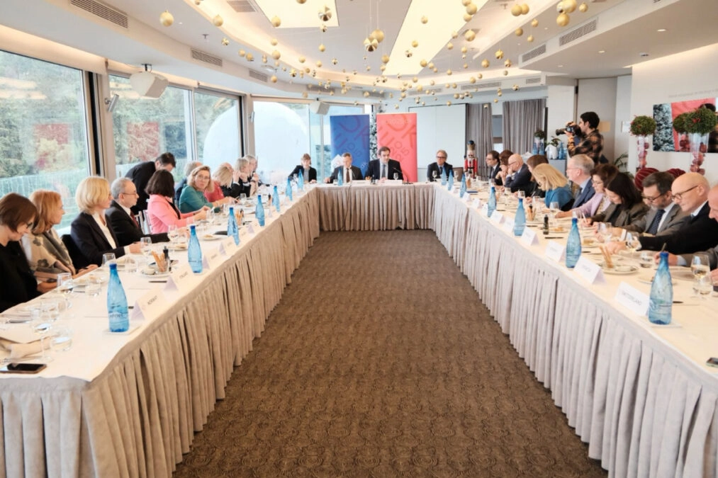 Συνάντηση K. Πιερρακάκη με πρέσβεις ΕΕ: Η Ευρώπη χρειάζεται επιτάχυνση μεταρρυθμίσεων και δημοσιονομική ισορροπία